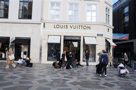 prezerwatywa louis vuitton|Louis Vuitton online shopping.